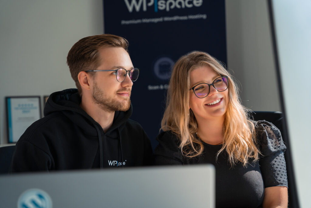 Foto von Isabell und Kollege Axel bei der Arbeit